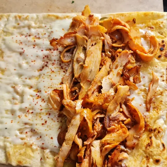 Kaşarlı lavaşın üzerinde tavuk döner